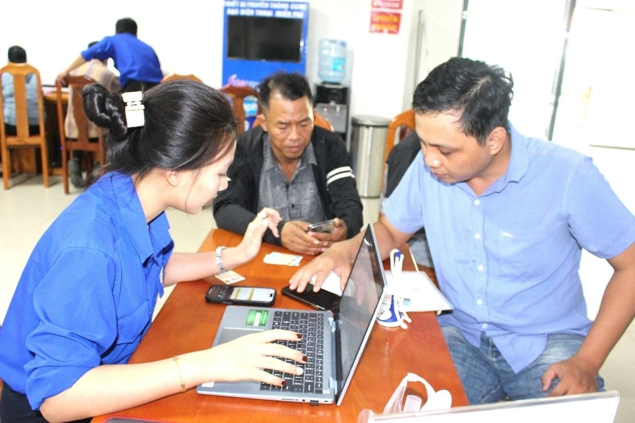 Hướng dẫn người dân thực hiện các thao tác nộp hồ sơ trực tuyến tại Trung tâm Phục vụ hành chính công xã Long Thành. (Nguồn ảnh: dongnai.gov.vn)