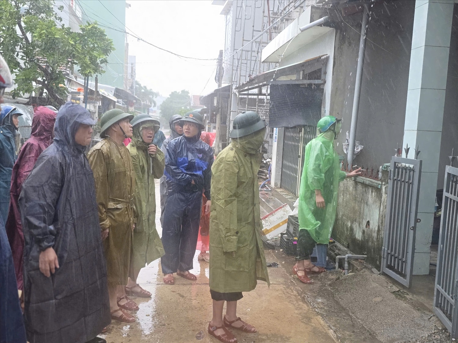 Lãnh đạo UBND tỉnh Đắk Lắk kiểm tra công tác di dời dân ra khỏi khu vực nguy hiểm