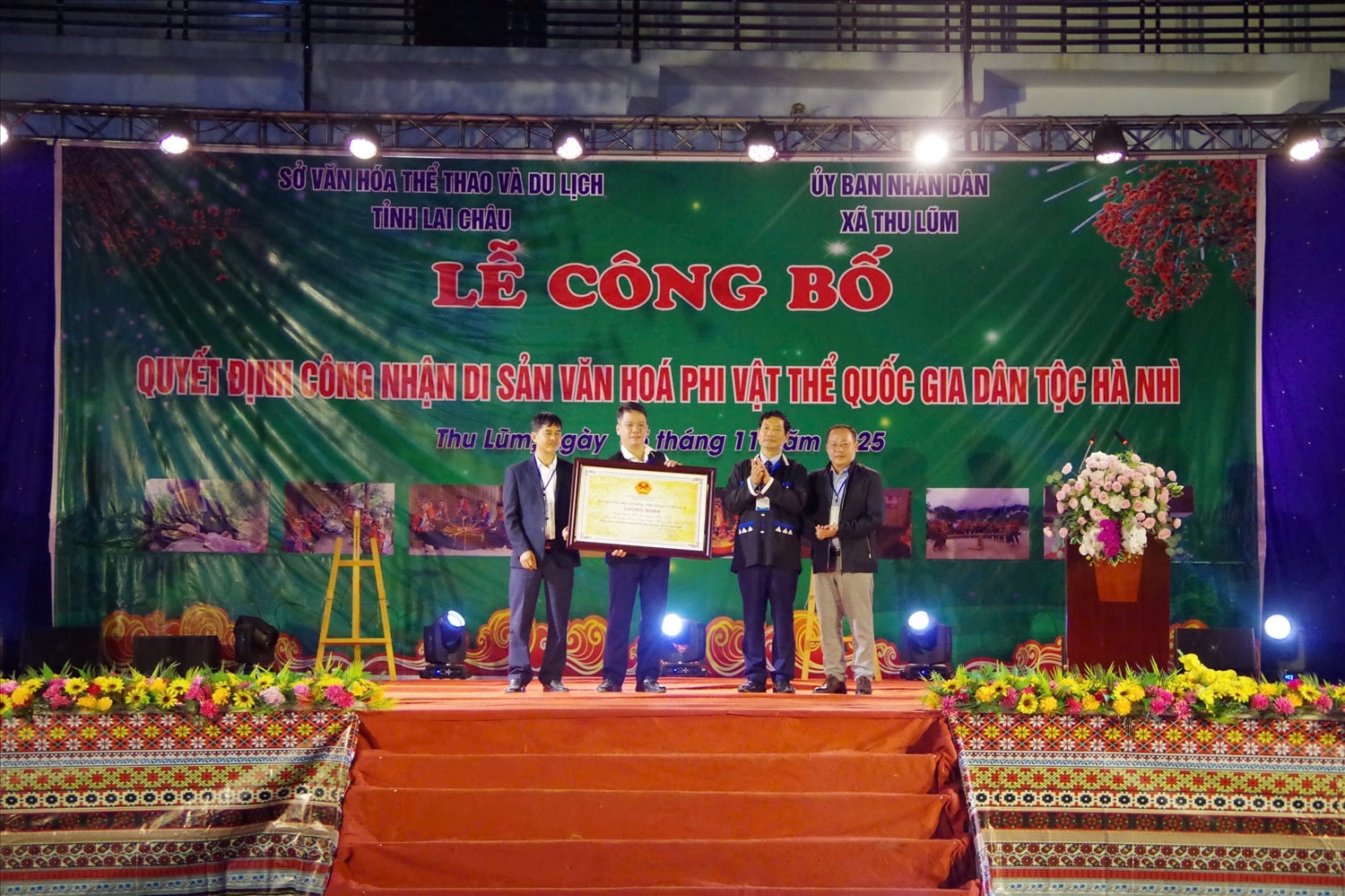 Phó Chủ tịch Hội đồng nhân dân tỉnh Lai Châu, Chu Lê Chinh trao Chứng nhận Xòe Hà Nhì là Di sản văn hóa phi vật thể Quốc gia cho chính quyền nhân dân xã Thum Lũm tỉnh Lai Châu