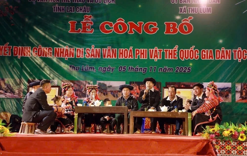 Các nghệ nhân dân tộc Hà Nhì xã Thu Lũm, tỉnh Lai Châu trình diễn Diễn xướng “Xa Nhà Ca”