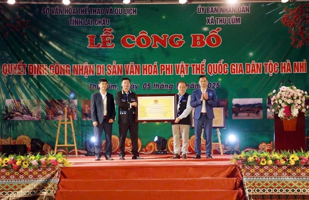 Lãnh đạo Sở Văn hóa, Thể thao và Du lịch tỉnh Lai Châu, Trần Văn Công trao Chứng nhận Diễn xướng Xa Nhà Ca là Di sản văn hóa phi vật thể Quốc gia cho chính quyền nhân dân xã Thu Lũm