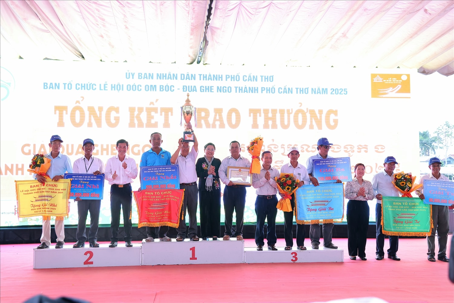 Lãnh đạo TP. Cần Thơ trao giải thưởng cho đội ghe Ngo nam