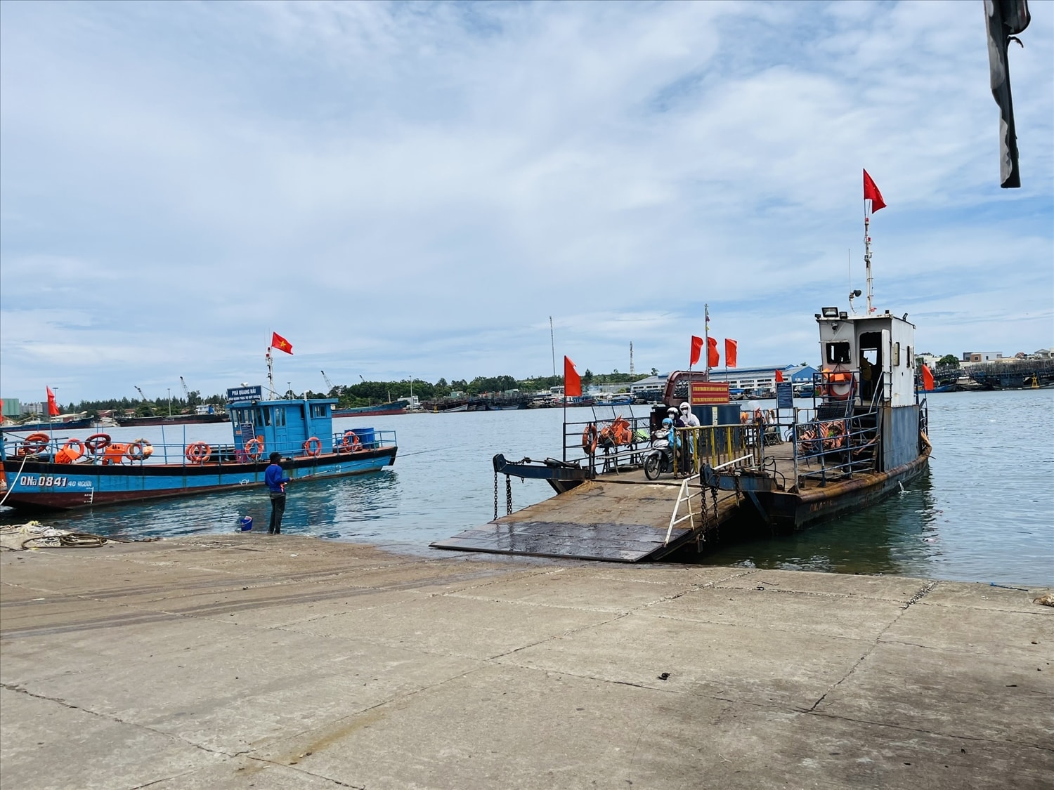 Tam Hải ngừng hoạt động phà để ứng phó bão số 13. (Ảnh Thi Thi)
