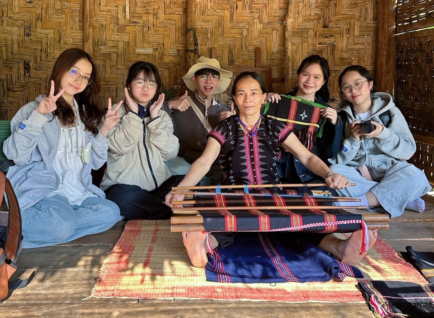 Nhóm Dự án chụp ảnh lưu niệm cùng nghệ nhân dệt thổ cẩm Cơ Tu tại thôn Tà Lang - Giàn Bí