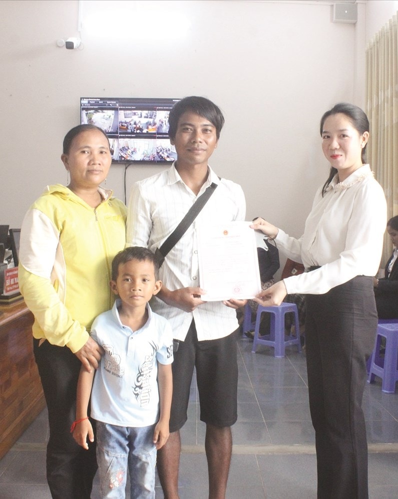 Việc vận hành mô hình chính quyền địa phương hai cấp giúp chính quyền đến gần người dân hơn. (Trong ảnh: Anh Chau Na, dân tộc Khmer, cùng vợ đến làm thủ tục đăng ký kết hôn tại Trung tâm hành chính công của xã An Cư, tỉnh An Giang, để trở thành vợ chồng  hợp pháp)