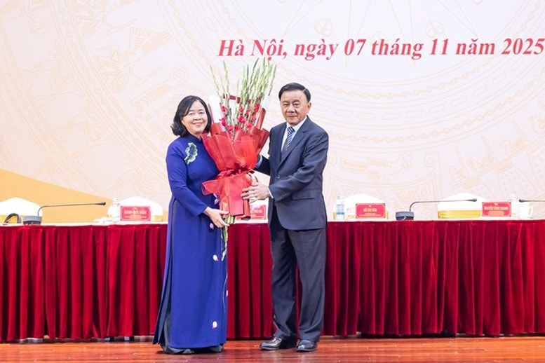 Đồng chí Trần Cẩm Tú, Ủy viên Bộ Chính trị, Thường trực Ban Bí thư Trung ương Đảng tặng hoa chúc mừng đồng chí Bùi Thị Minh Hoài, Ủy viên Bộ Chính trị, Bí thư Trung ương Đảng, Chủ tịch Ủy ban Trung ương MTTQ Việt Nam - Ảnh: VGP/Toàn Thắng