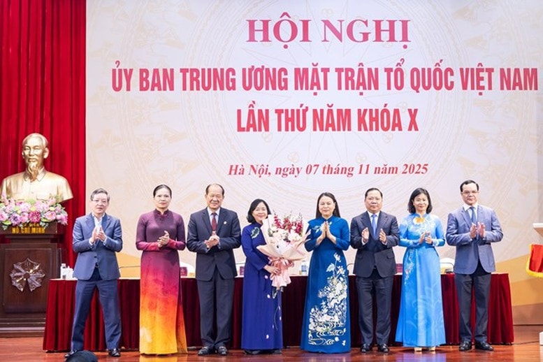 Ban Thường trực Ủy ban Trung ương MTTQ Việt Nam tặng hoa chúc mừng bà Bùi Thị Minh Hoài, Ủy viên Bộ Chính trị, Bí thư Trung ương Đảng, Chủ tịch Ủy ban Trung ương MTTQ Việt Nam - Ảnh: VGP/Toàn Thắng