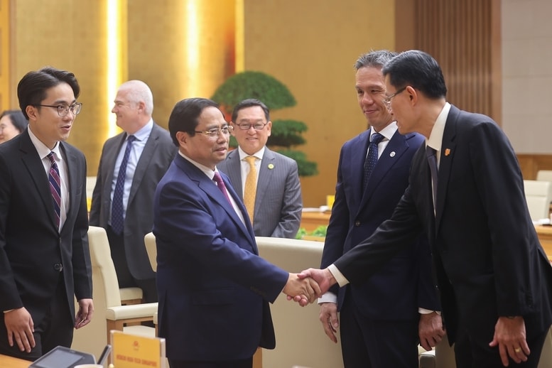 Thủ tướng Phạm Minh Chính trò chuyện với các đại biểu dự buổi làm việc - Ảnh: VGP/Nhật Bắc