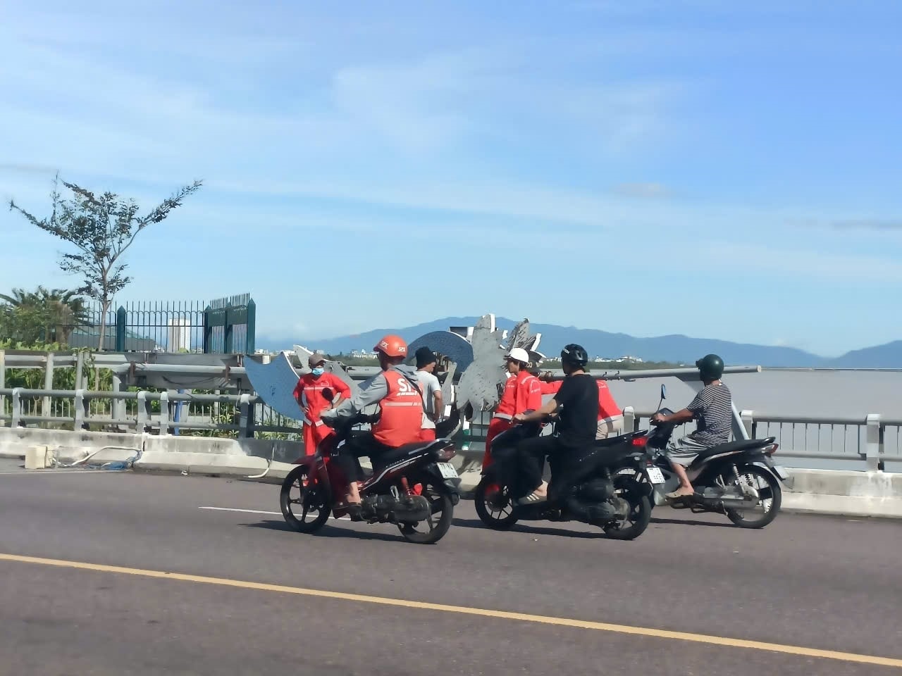Các biển hiệu quảng cáo ngã đổ. (Ảnh Lê Phương)