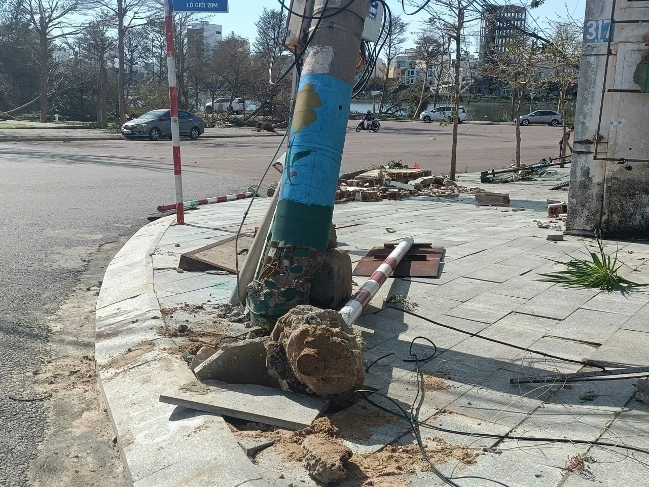 Nền gạch bị bong tróc do ảnh hưởng của bão tại đường ven biển Quy Nhơn. (Ảnh Lê Phương)