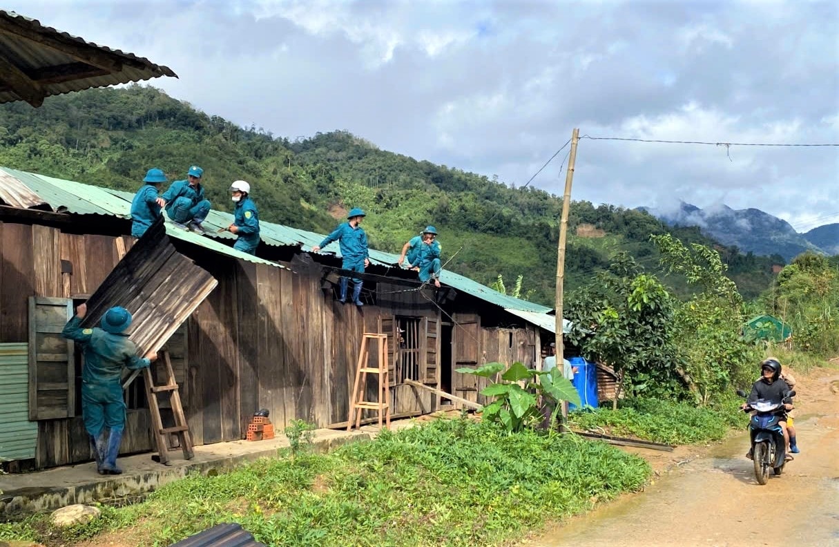Xã Ngọc Linh cử lực lượng dân quân xuống giúp người dân sửa chữa lại nhà bị tốc mái do bão số 13 gây ra. (Ảnh: Ngọc Chí)