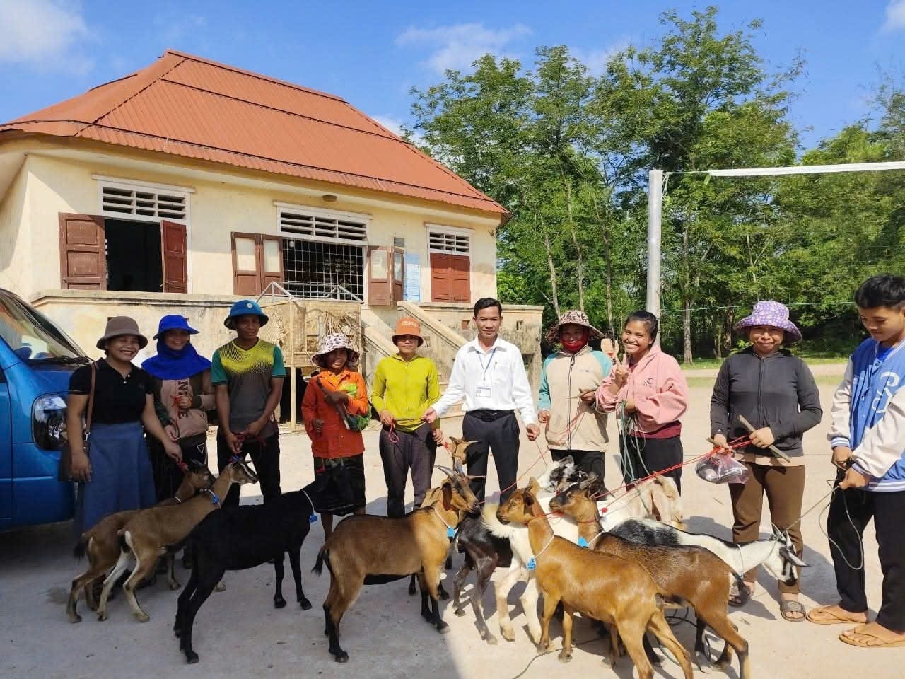 Các gia đình hội viên, phụ nữ xã Lìa nhận được con giống chất lượng cho mô hình nuôi dê sinh sản Các gia đình hội viên, phụ nữ xã Lìa nhận được con giống chất lượng cho mô hình nuôi dê sinh sản