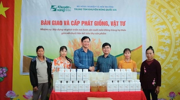 Đại diện TTKNQG bàn giao vật tư cho các hộ thực hiện mô hình (Ảnh TTKNQG) Đại diện TTKNQG bàn giao vật tư cho các hộ thực hiện mô hình (Ảnh TTKNQG)