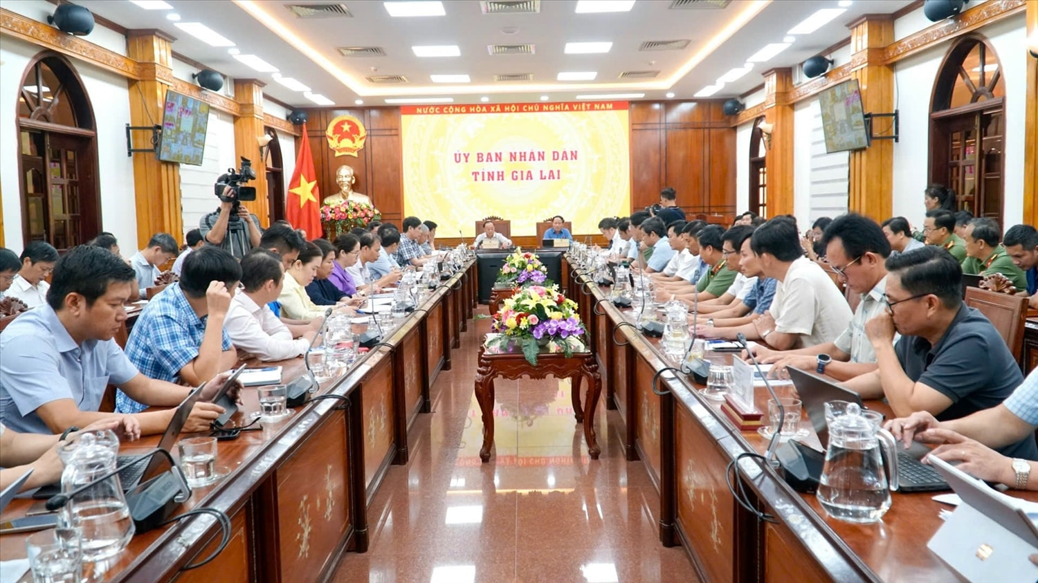 Quang cảnh cuộc họp khắc phục hậu quả bão số 13 ở Gia Lai. (Ảnh Quy Quy) Quang cảnh cuộc họp khắc phục hậu quả bão số 13 ở Gia Lai. (Ảnh Quy Quy)