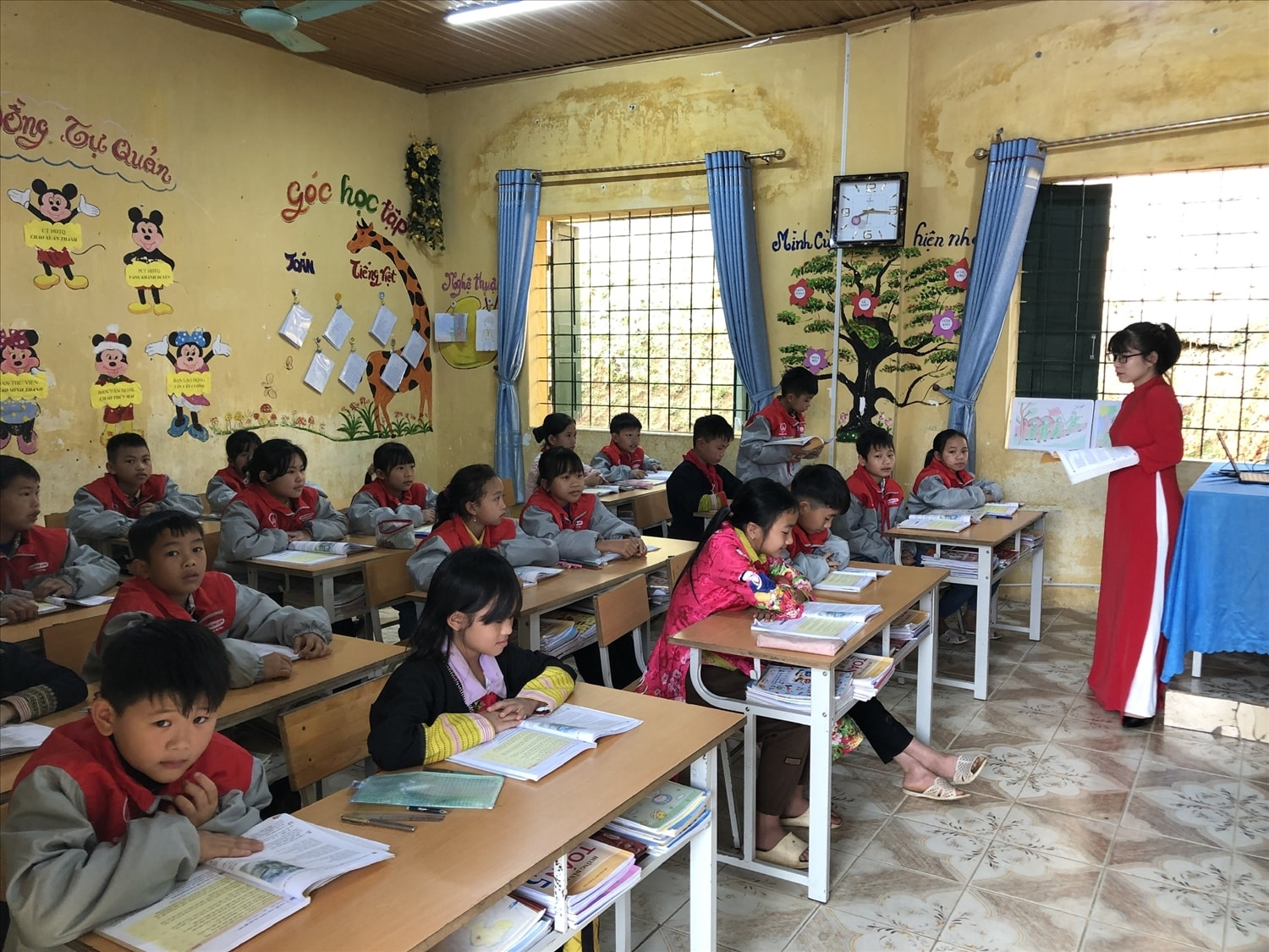 Việc đầu tư xây dựng các trường học  thể hiện sự quan tâm của Đảng và Nhà nước với giáo dục vùng sâu, vùng xa, vùng biên giới (ảnh Trọng Bảo)