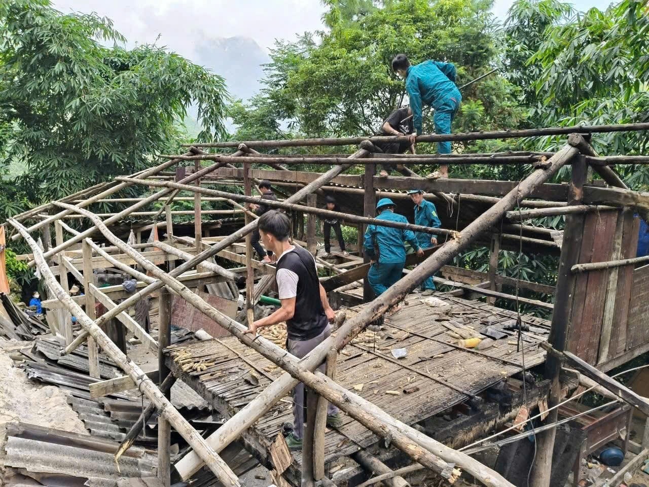 Uỷ Ban MTTQ, các tố chức chính trị xã hội phối hợp với Công an, quân sự xã hỗ trợ tháo dỡ nhà cửa, vận chuyển vật liệu 02 hộ ở Thò Mí Lía, Sùng Phái Tủa thôn Hầu Chua xã Mèo Vạc