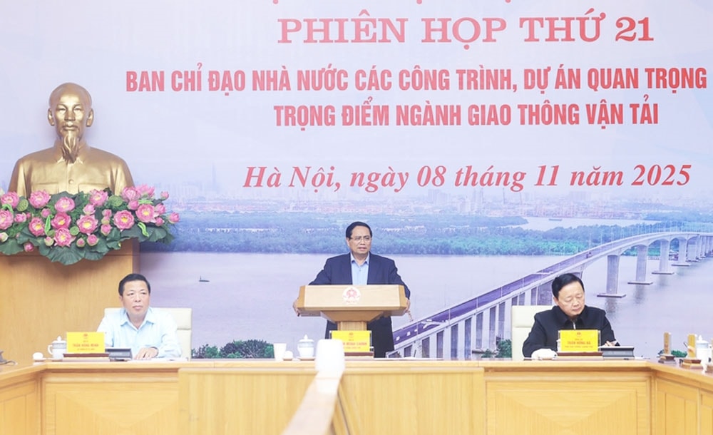 Thủ tướng nêu rõ, việc đẩy nhanh tiến độ các dự án là quan trọng, nhưng lưu ý phải bảo đảm chất lượng, vệ sinh môi trường, an toàn lao động theo đúng quy định - Ảnh: VGP/Nhật Bắc