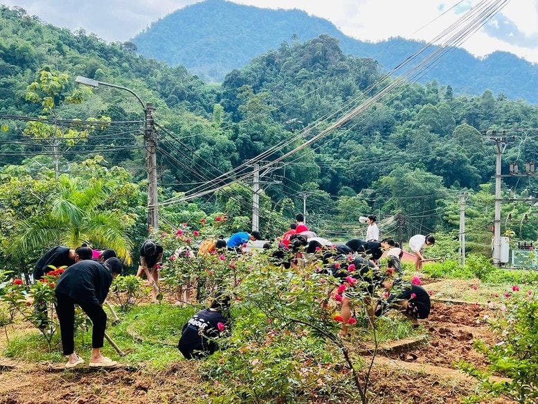 Về lâu dài, mạng lưới trường nội trú liên cấp ở xã biên giới sẽ góp phần thu hẹp chênh lệch giáo dục vùng miền, tạo nguồn nhân lực tại chỗ. (Trong ảnh: Học sinh Trường Phổ thông dân tộc nội trú THCS B Đà Bắc, tỉnh Phú Thọ trong giờ ngoại khóa)