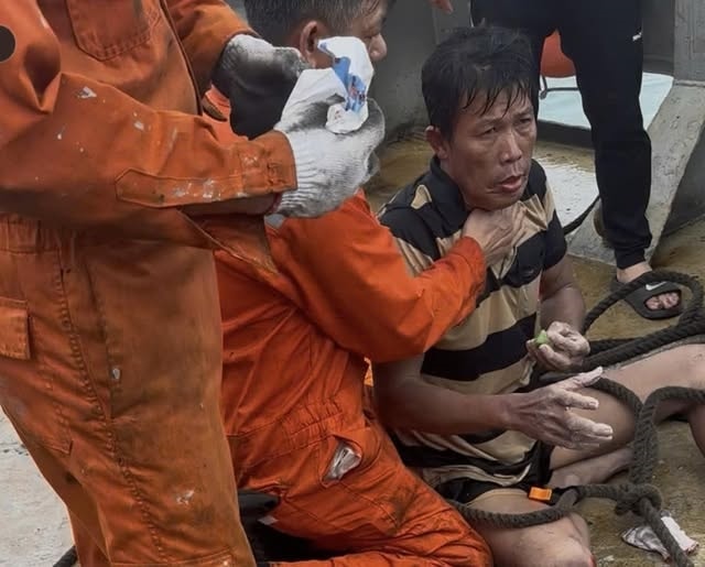 Ông Quang được người trên tàu chở hàng cứu sau 2 ngày mất tích trên biển. (Ảnh FB)
