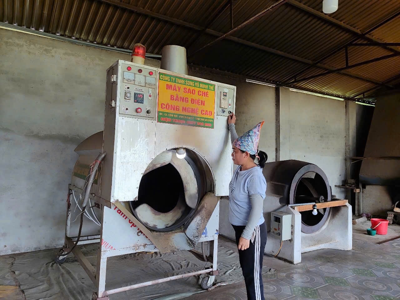 Thành viên Hợp tác xã Chè sạch Tuyết Thơm vận hành máy sao chè bằng điện – công nghệ mới giúp tiết kiệm năng lượng và nâng cao năng suất. (Ảnh Thảo Khánh)