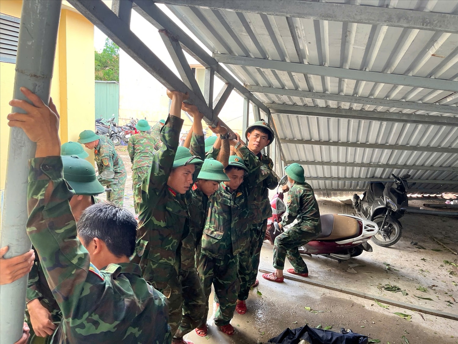 Lực lượng quân đội khắc phục hậu quả do cơn bão số 13 gây ra Lực lượng vũ trang Quân khu 5 khắc phục hậu quả do cơn bão số 13 gây ra