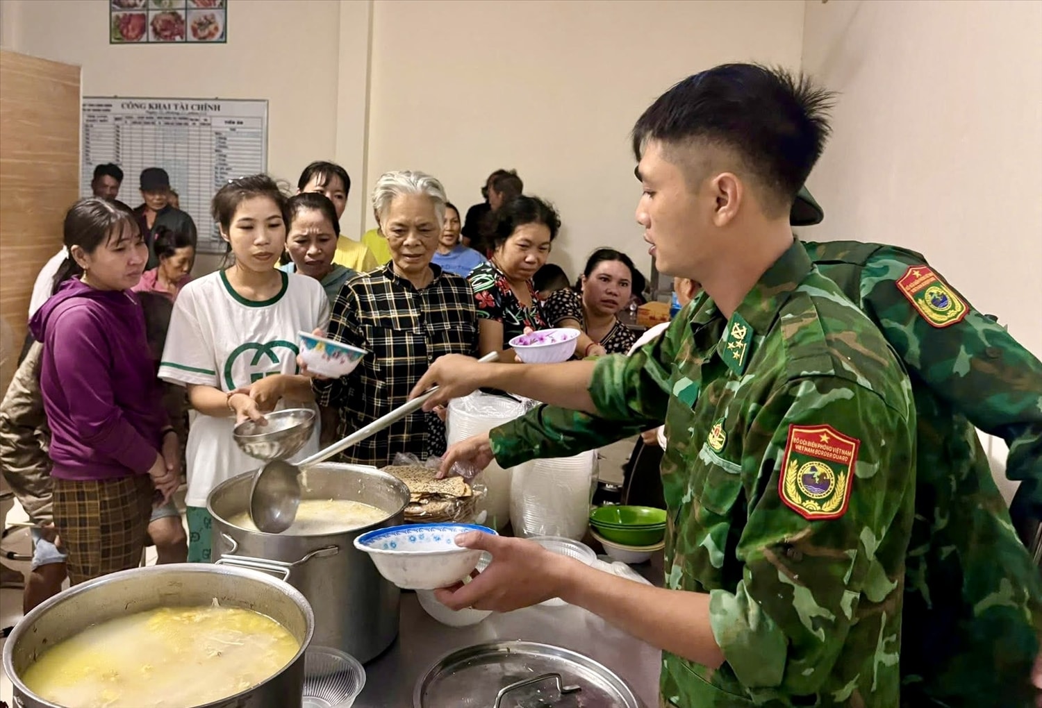 Bà con ấm lòng bởi những tô cháo nghĩa tình do Bộ đội Biên phòng nấu tặng Bà con ấm lòng bởi những tô cháo nghĩa tình do Bộ đội Biên phòng nấu tặng