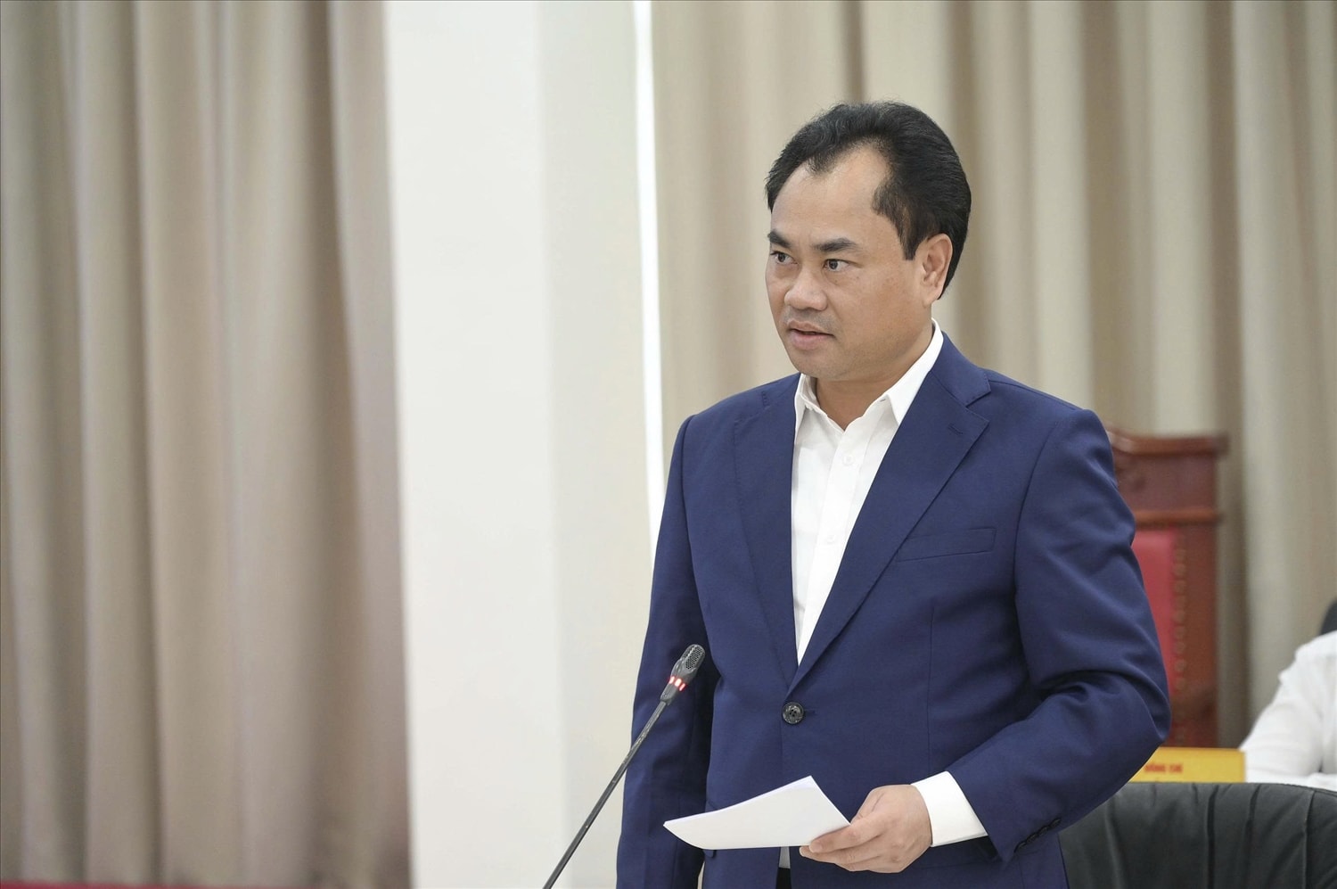 Bí thư Tỉnh ủy Lào Cai Trịnh Việt Hùng báo cáo tình hình kinh tế - xã hội của tỉnh với Phó Thủ tướng Phạm Thị Thanh Trà (ảnh Trọng Bảo)