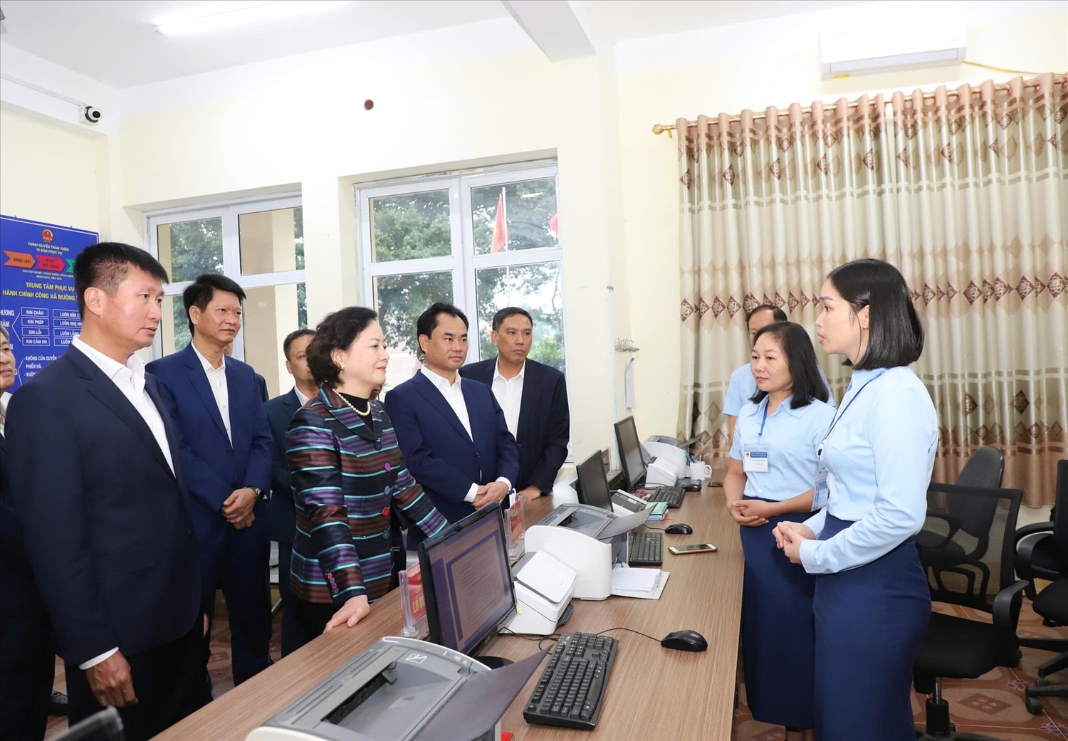 Phó Thủ tướng thăm Trung tâm phục vụ hành chính công xã Mường Khương (ảnh Trọng Bảo)