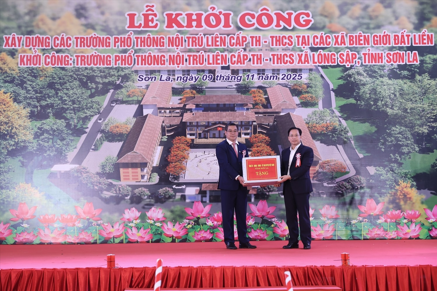 Bí thư Tỉnh ủy Sơn La Hoàng Văn Nghiệm tặng quà cho tập thể Trường Phổ thông nội trú liên cấp Tiểu học và Trung học cơ sở xã Lóng Sập. Ảnh: Lê Anh Dũng