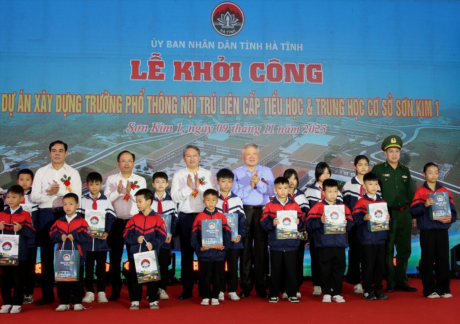 Phó Thủ tướng Thường trực Chính phủ Nguyễn Hòa Bình dự lễ khởi công xây trường và tặng quà các em học sinh Trường nội trú liên cấp TH-THCS Sơn Kim 1. Ảnh: VGP