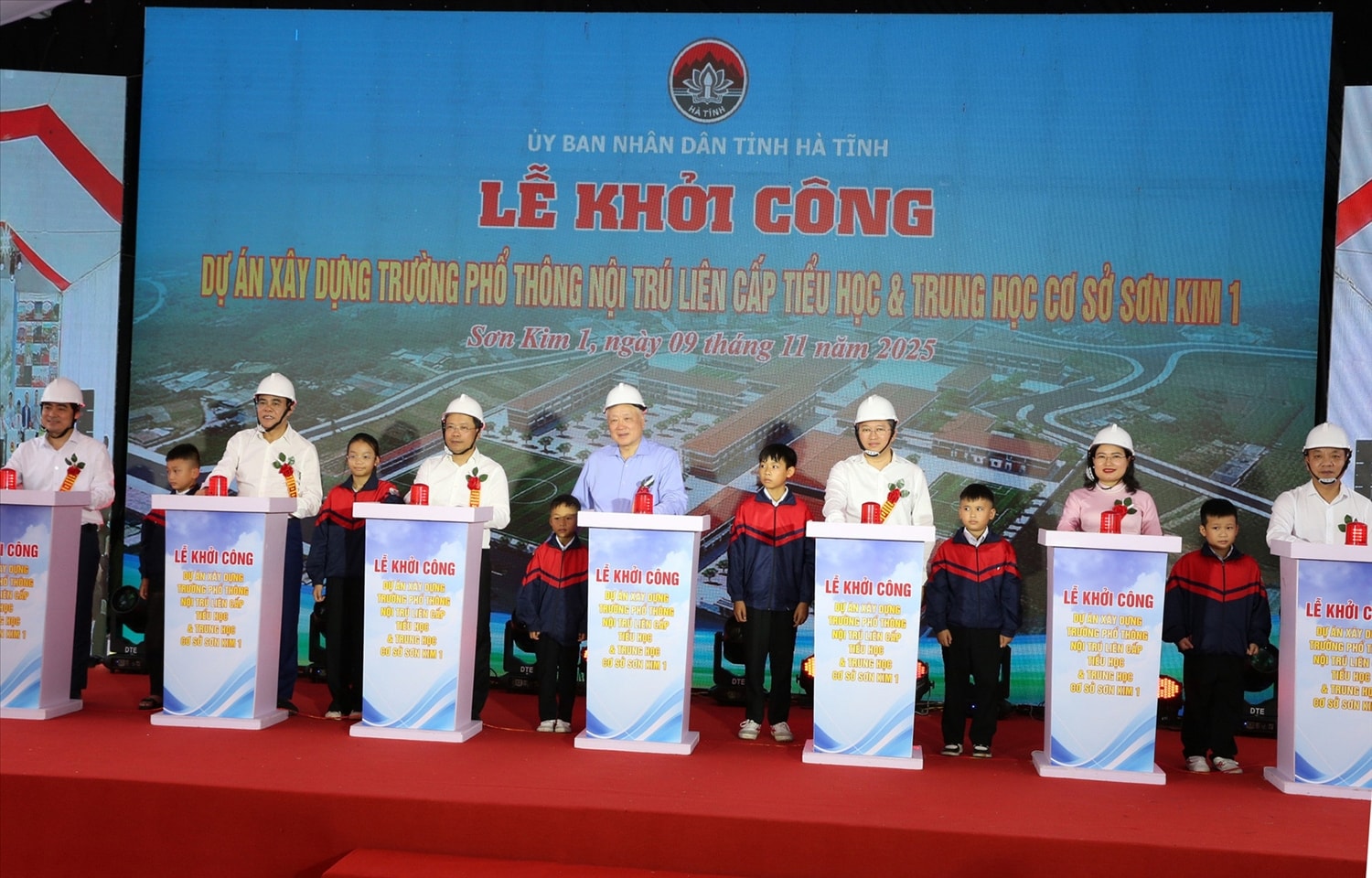 Phó Thủ tướng Thường trực Chính phủ Nguyễn Hòa Bình và các đại biểu ấn nút khởi công dự án Trường nội trú liên cấp TH-THCS Sơn Kim 1. Ảnh: VGP