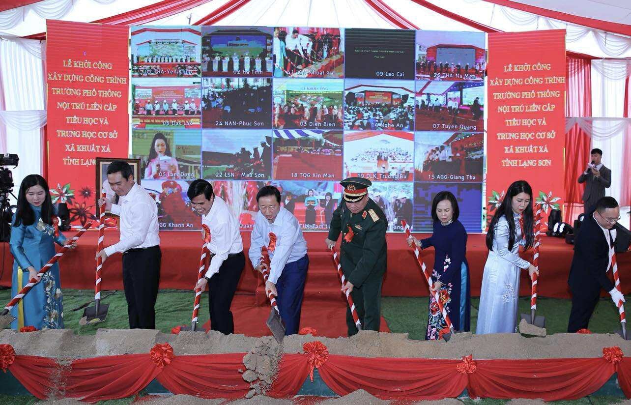 Phó Thủ tướng Trần Hồng Hà cùng các đại biểu thực hiện nghi thức khởi công xây dựng Trường Phổ thông dân tộc nội trú liên cấp Tiểu học và Trung học cơ sở Khuất Xá. Ảnh: VGP