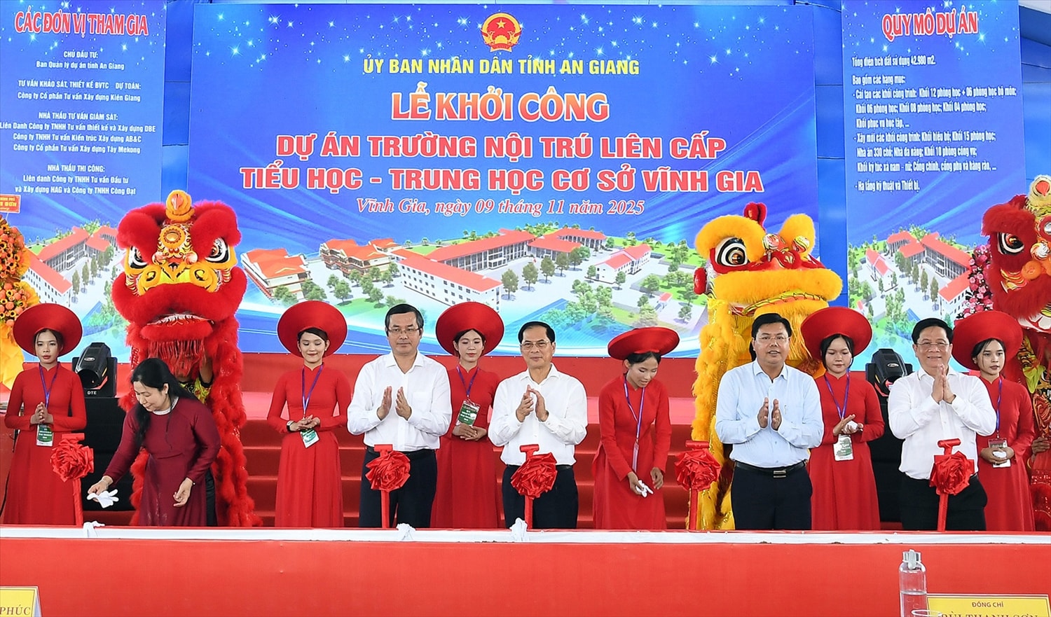 Phó Thủ tướng Bùi Thanh Sơn cùng các đại biểu thực hiện nghi thức khởi công xây dựng Trường Nội trú liên cấp TH-THCS Vĩnh Gia, xã Vĩnh Gia, tỉnh An Giang. Ảnh: VGP