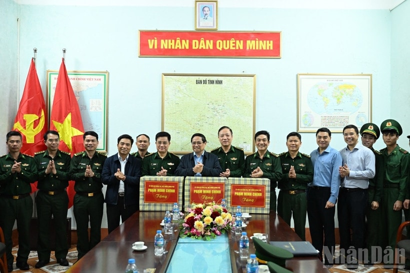 Thủ tướng Chính phủ Phạm Minh Chính tặng quà động viên cán bộ, chiến sĩ Đồn Biên phòng Yên Khương. (Ảnh: TRẦN HẢI)