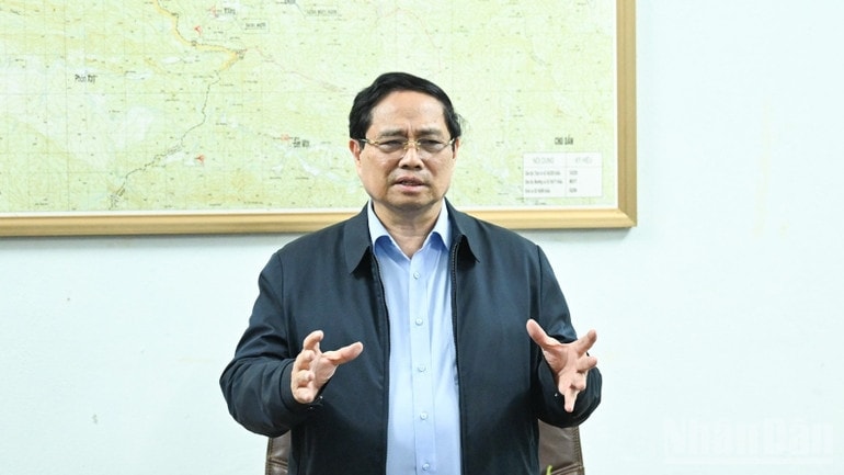 Thủ tướng Phạm Minh Chính ân cần nói chuyện với cán bộ, chiến sĩ Đồn Biên phòng Yên Khương. (Ảnh: TRẦN HẢI)