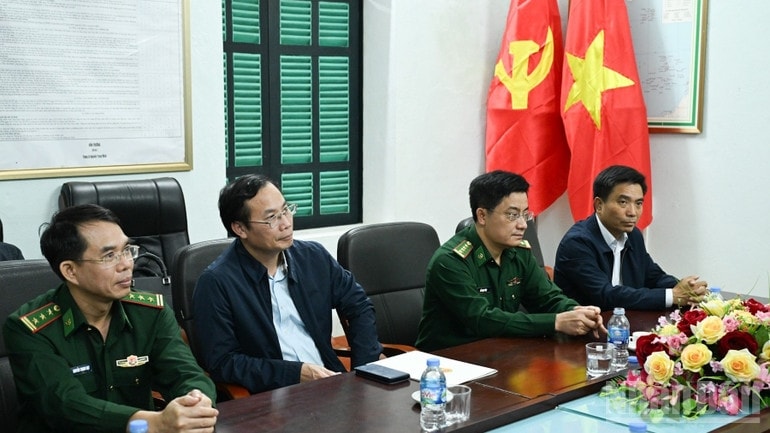 Lãnh đạo tỉnh Thanh Hóa, lãnh đạo Văn phòng Chính phủ, chỉ huy Đồn Biên phòng Yên Khương. (Ảnh: TRẦN HẢI)