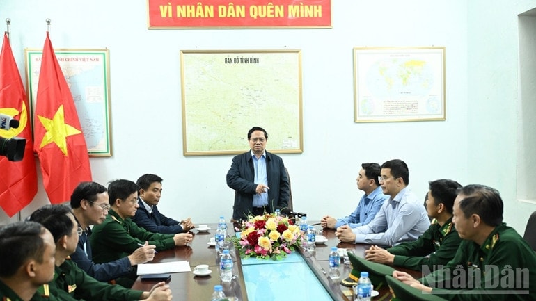 Thủ tướng Phạm Minh Chính căn dặn cán bộ, chiến sĩ Đồn Biên phòng Yên Khương tiếp tục bám dân, bám bản, nắm chắc tình hình nhân dân, đồng cam cộng khổ, gắn bó mật thiết, máu thịt với nhân dân. (Ảnh: TRẦN HẢI)