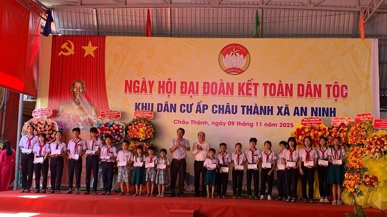 Lãnh đạo thành phố Cần Thơ tặng học bổng cho học sinh xã An Ninh tại ngày hội.