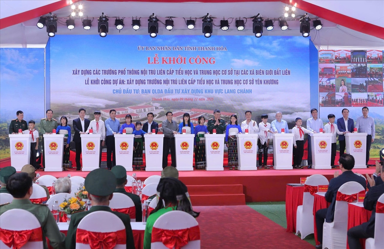 Thủ tướng Phạm Minh Chính cùng các lãnh đạo tỉnh Thanh Hóa nhấn nút khởi công dự án. Ảnh:  Quỳnh Trâm