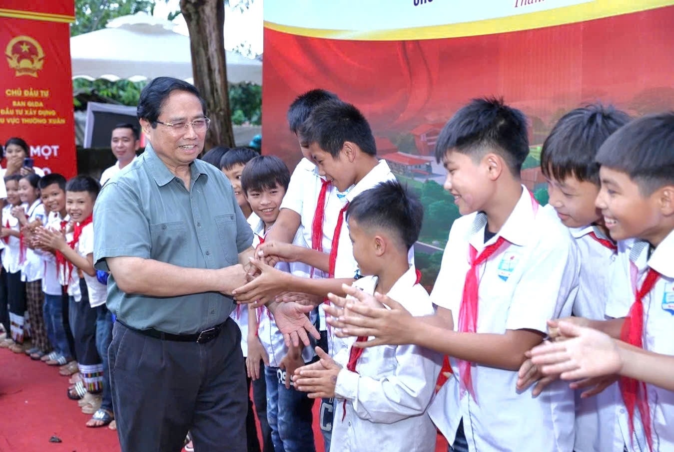 Thủ tướng Phạm Minh Chính thăm hỏi, động viên các học sinh Trường nội trú liên cấp Tiểu học và Trung học cơ sở xã Yên Khương: Ảnh: Quỳnh Trâm