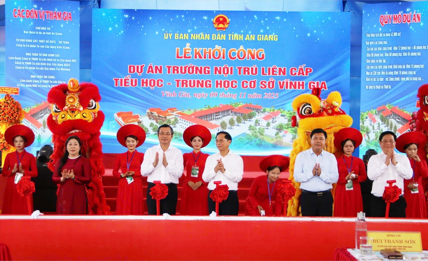 Phó Thủ tướng Bùi Thanh Sơn cùng các đại biểu thực hiện nghi thức khởi công xây dựng Trường Nội trú liên cấp TH-THCS Vĩnh Gia, xã Vĩnh Gia, tỉnh An Giang. (Ảnh: Tào Đạt)