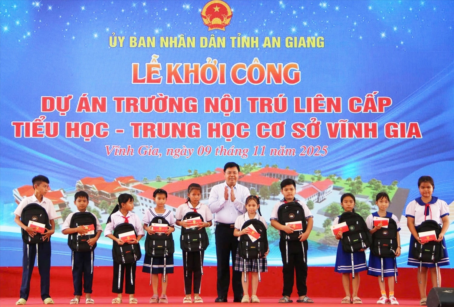 Bí thư Tỉnh ủy An Giang Nguyễn Tiến Hải trao quà học bổng cho các em học sinh giỏi có hoàn cảnh khó khăn. (Ảnh: Tào Đạt)