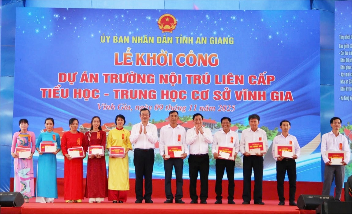 Các thầy cô giáo có hoàn cảnh khó khăn được trao tặng quà. (Ảnh Tào Đạt)