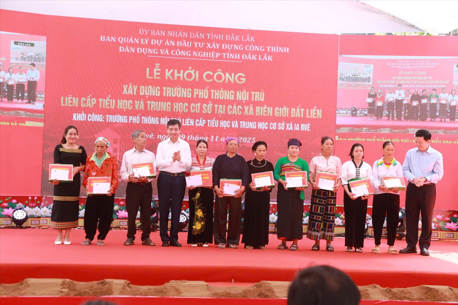 Phó Thủ tướng Mai Văn Chính trao quà cho các hộ khó khăn trên địa bàn xã  Ỉa R'vê. (Ảnh: L. Hường)