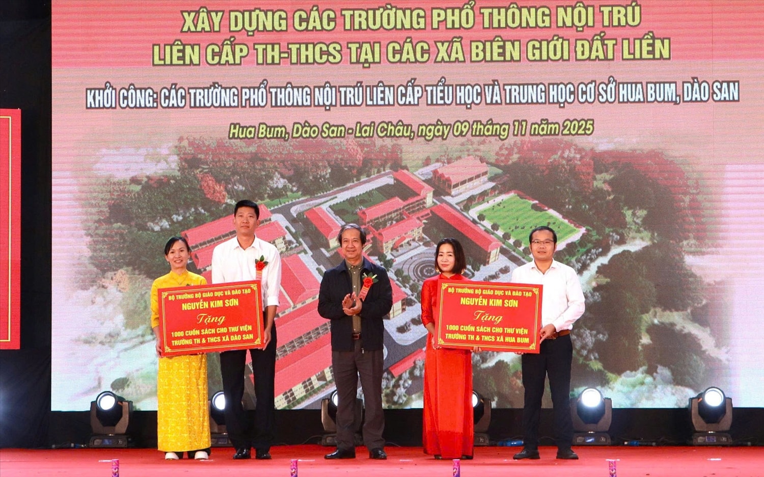  Bộ trưởng Bộ GD&ĐT Nguyễn Kim Sơn tặng thư viện các trường TH&THCS xã Dào San và TH&THCS xã Hua Bum, mỗi thư viện 1.000 đầu sách nhân dịp Lễ Khởi công xây dựng các điểm trường. (Ảnh: Thúy Hồng)