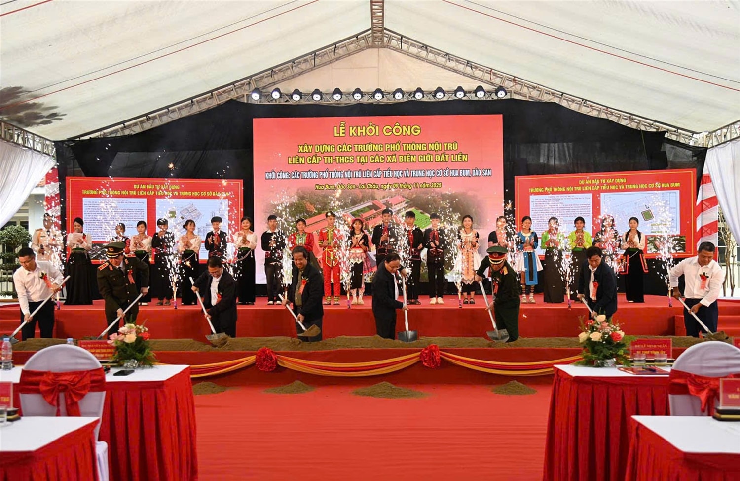 Bộ trưởng Bộ GD&ĐT Nguyễn Kim Sơn và các đại biểu thực hiện nghi lễ Khởi công xây dựng Trường phổ thông nội trú liên cấp Hua Bum, xã Dào San, tỉnh Lai Châu. (Thúy Hồng)