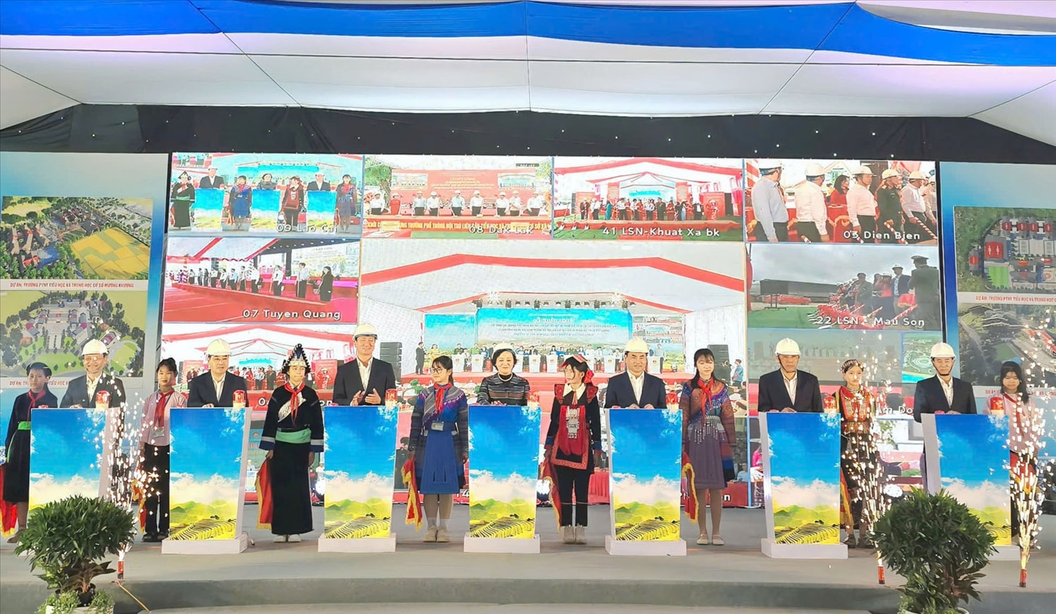 Phó Thủ tướng Phạm Thị Thanh Trà cùng các đại biểu thực hiện nghi thức khởi công xây dựng Trường Phổ thông nội trú liên cấp tại xã Mường Khương, tỉnh Lào Cai. (Ảnh: Trọng Bảo)