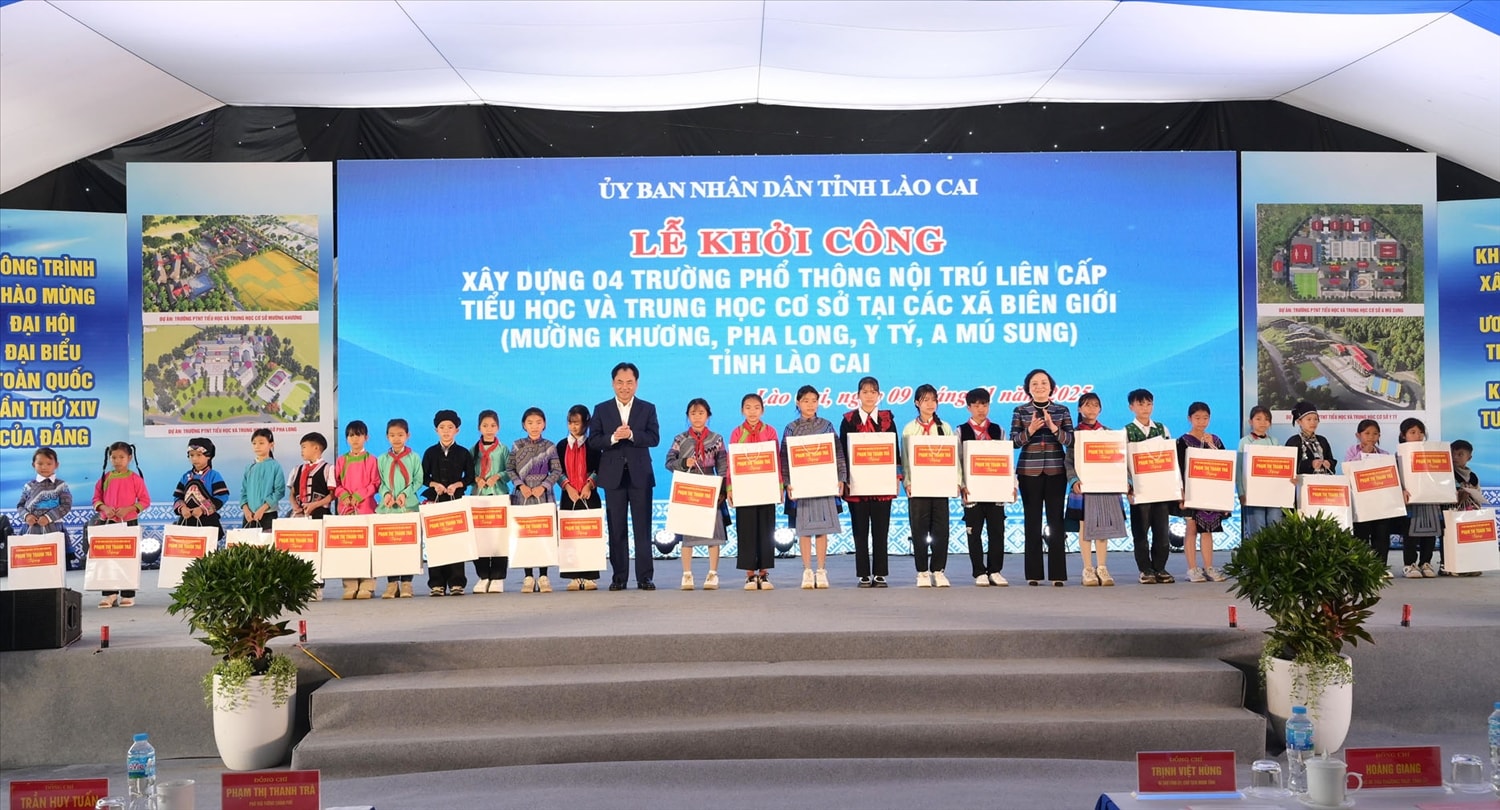 Phó Thủ tướng Phạm Thị Thanh Trà và Bí thư tỉnh ủy Lào Cai Trịnh Việt Hùng tặng 200 xuất quà cho các em học sinh DTTS có hoàn cảnh khó khăn trên địa bàn xã Mường Khương. (Ảnh: Trọng Bảo)