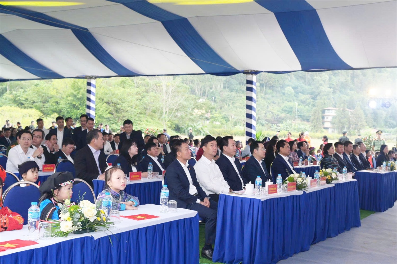 Các đại biểu tham dự Lễ khởi công xây dựng Trường Phổ thông nội trú liên cấp tại xã Mường Khương, tỉnh Lào Cai. (Ảnh: Trọng Bảo)