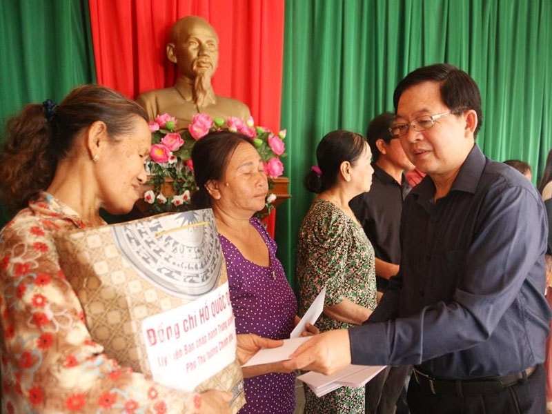 Phó Thủ tướng cũng đã trực tiếp đến thăm, động viên và tặng quà cho các gia đình có nhà bị sập hoàn toàn Phó Thủ tướng cũng đã trực tiếp đến thăm, động viên và tặng quà cho các gia đình có nhà bị sập hoàn toàn